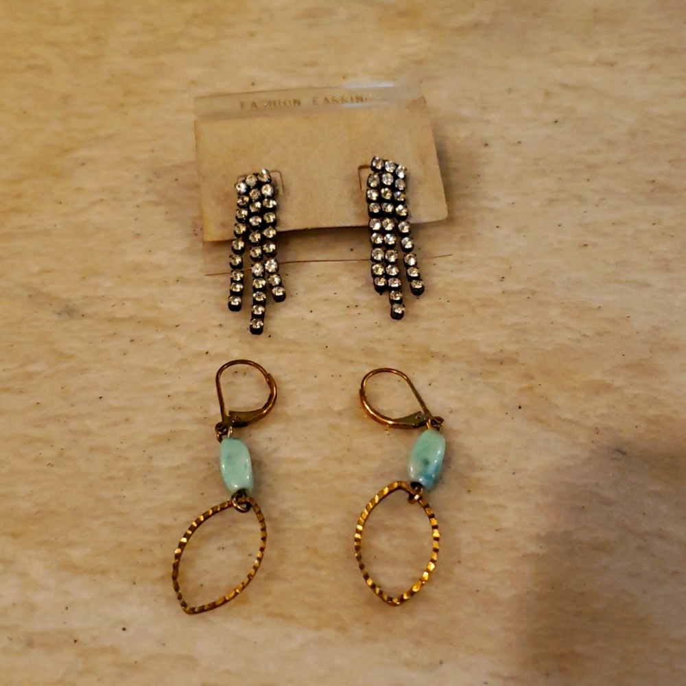 2 pairs of pierced earrings